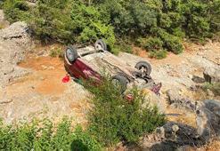 Adana'da otomobil şarampole devrildi; 2 yaralı