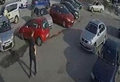 Otomobilin, önce motosiklete ardından park halindeki 5 araca çarptığı kaza kamerada; 3 yaralı