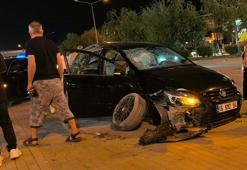 Park halindeki 2 araca çarpan otomobilin sürücüsü yaralandı; kaza anı kamerada