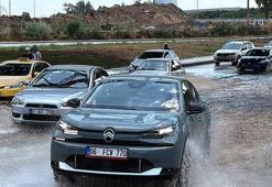 Adana'da sağanak ve rüzgar etkili oldu, yollar göle döndü