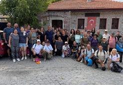 Balıkesir'de yangının ardından çevre farkındalığı için çöp topladılar