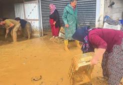 Malatya'da sağanak etkili oldu; ev, depo ve ahırları su bastı