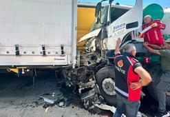 Sürücüsünün direksiyon başında uyuduğu beton mikseri 2 TIR’a çarptı; 1 yaralı