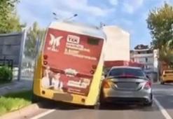 Bursa'da belediye minibüsü elektrik direğine çarptı: Kaza anı kamerada