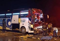 Yolcu otobüsü TIR’a çarptı: 2 ölü, 17 yaralı