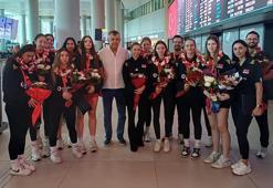 Dünya ikincisi U17 Voleybol Milli Takımı’na havalimanında çiçekli karşılama