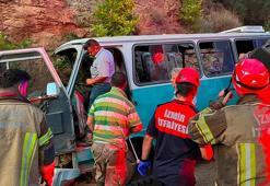 İzmir’de tarım işçilerini taşıyan minibüs kaza yaptı: 1 ölü, 8 yaralı