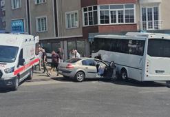 Halk otobüsü ile otomobil çarpıştı: 7 yaralı