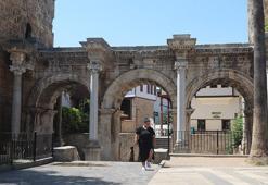 Antalya'da termometreler 40 dereceyi gösterdi, kent merkezi boş kaldı