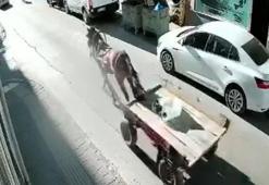 Sürücüsüz at arabası, otomobile çarptı; o anlar kamerada
