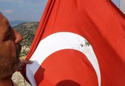 Türk bayrağına tüfekle zarar verildi