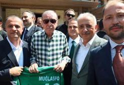 Cumhurbaşkanı Erdoğan’a 48 numaralı Muğlaspor forması takdim edildi