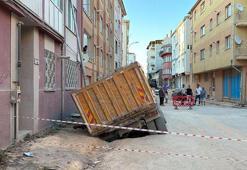 Hafriyat kamyonu, çöken yoldaki çukura düştü