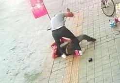 Kütahya’da eski eşinin sokakta bıçakladığı kadın ağır yaralandı; olay anı kamerada