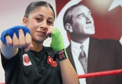 Hem çalışıp hem antrenman yapan muay thai sporcusu Ecrin, dünya şampiyonası biletini aldı