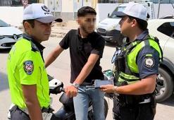 Ehliyetsiz sürücü, motosikletini araçların arasına park edip uygulamadan kaçmak isterken yakalandı