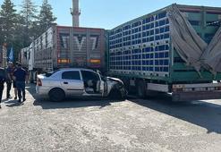 Polisten kaçan sürücünün otomobili, park halindeki 2 TIR'a çarptı; 2 yaralı