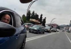 Otomobilden inen 2 kişinin tartıştıkları bisikletliyi darbettiği anlar kamerada