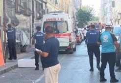 Fatih'te yıkımı yapılan bina çöktü; 2 işçi yaralandı