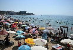 Kuşadası'nda hava sıcaklığı 37 dereceye ulaştı, plajlar doldu