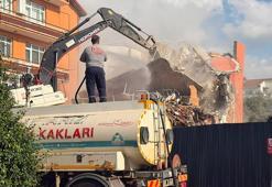 Bitişiğindeki temel kazısı sırasında yan yatmaya başlayan binanın yıkımı yapıldı