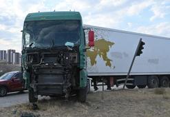Kırıkkale’de TIR, yolcu otobüsü ve kamyonetin karıştığı kazada 1 kişi yaralandı