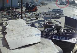 Minibüsün çarptığı motosikletteki 2 kişi yaralandı; kaza kamerada