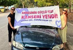 Meme kanserini yendi, aynı hastalığı atlatan annesiyle konvoyla şehir turu attı