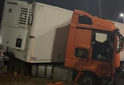 Çekmeköy'de yağış nedeniyle kayganlaşan yolda TIR bariyere çarptı