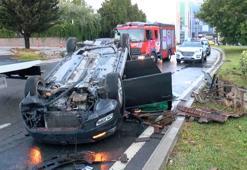 Ataşehir’de otomobil kaldırıma çarpıp takla attı: 2 yaralı