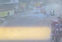 Kağıthane’de motosikletin park halindeki otomobile çarparak takla attığı kaza kamerada