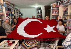 30 Ağustos Zafer Bayramı için 1813 motifli Türk bayrağı ördüler