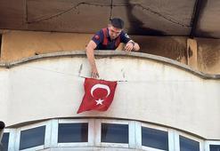 Apartmanın çatısındaki yangında 2 çocuk dumandan etkilendi