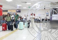 Van-Tahran arasında ilk uçuş gerçekleşti; İranlı turistler çiçeklerle karşılandı