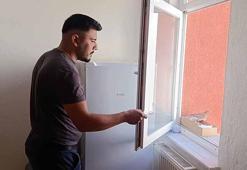 Evinin penceresine yuva yapan kumruya gözü gibi bakıyor