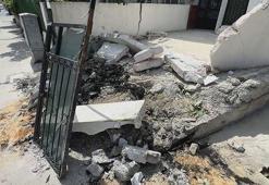 Arnavutköy'de servis minibüsü bahçe duvarına çarptı; mahalleli kazalara önlem alınmasını istedi