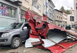 Artvin'de fırtınada uçan çatı 3 aracın üzerine düştü
