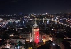Zafer Bayramı kutlamaları kapsamında Galata Kulesi’ne Türk bayrağı yansıtıldı