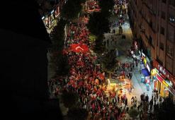 Yüzlerce kişi Türk bayrakları ve meşalelerle yürüdü