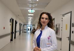 Sürekli öne eğilmek boynu zorluyor: 5 kiloluk baş, 25 kiloluk yüke dönüşüyor
