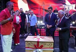 Şarkıcı Hakan Altun’a sahnede ‘çeyiz sandığı’ hediye edildi