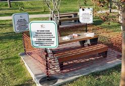 İskenderun sahilinde kirli bırakılan ahşap oturma grubu sergileniyor