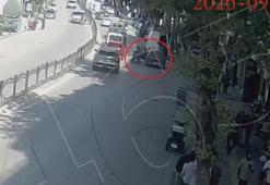 Sürücünün açtığı kapı elektrikli bisikletteki kadına çarptı, gözlük camının parçaları yüzüne saplandı