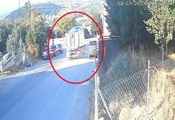 2 otomobile çarpan hafriyat kamyonu, evin bahçesine düştü