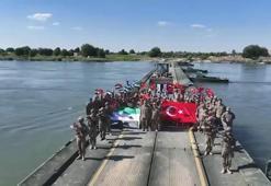 Türkiye'nin desteğiyle Fırat Nehri üzerine yüzer köprü kuruldu