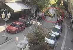 Ehliyetsiz sürücünün motosikleti taksiye çarptı; kaza kamerada