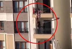 Balkondan düşmek üzere olan kız çocuğunu katları tırmanarak kurtardı