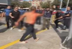 Esenler’de kendini yaralayıp bıçakla polislerin üzerine yürüyen şüpheli kamerada