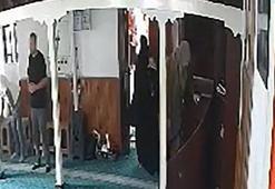 Camiye namaza gelen kadının çantasındaki altınları çaldılar