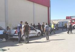 Önce kamyonete, ardından park halindeki araçlara çarpan otomobildeki 2 kişi yaralandı